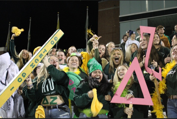 Crowd cheering at 2021 homecoming