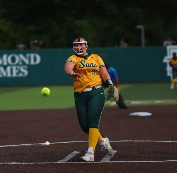 Sophomore, Aly White, #33
