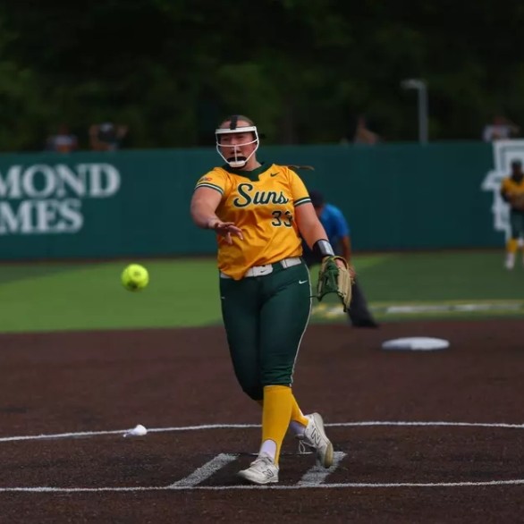 Sophomore, Aly White, #33